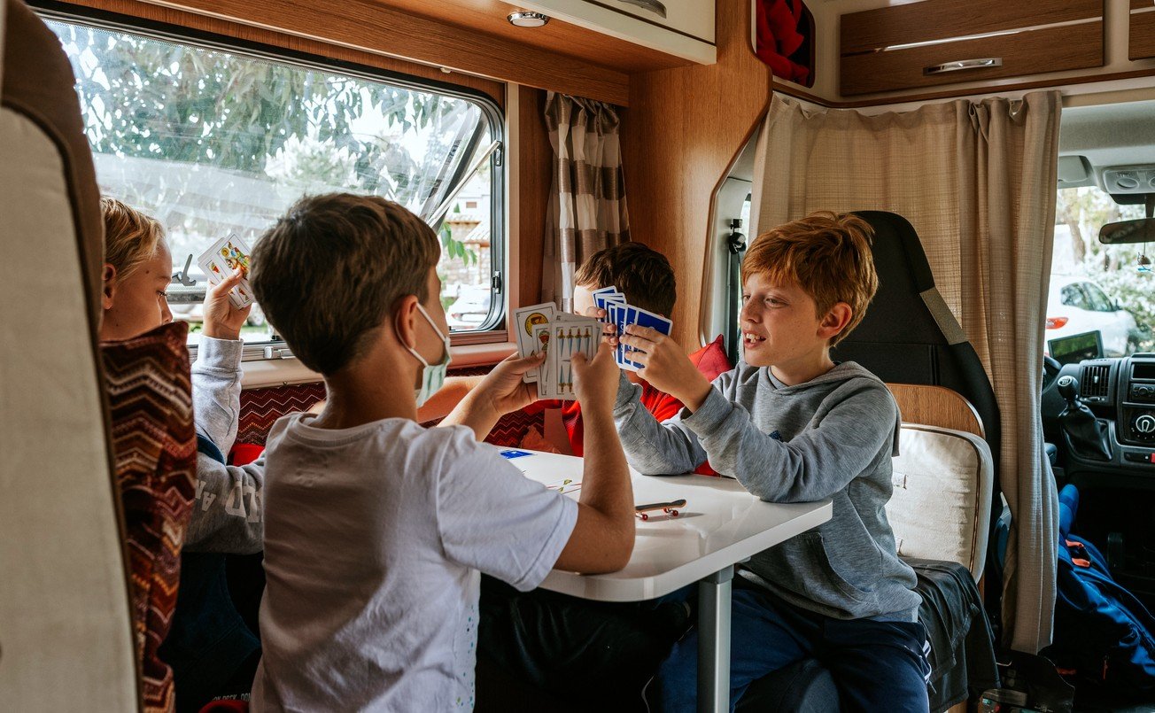 kids-playing-cards-in-rv